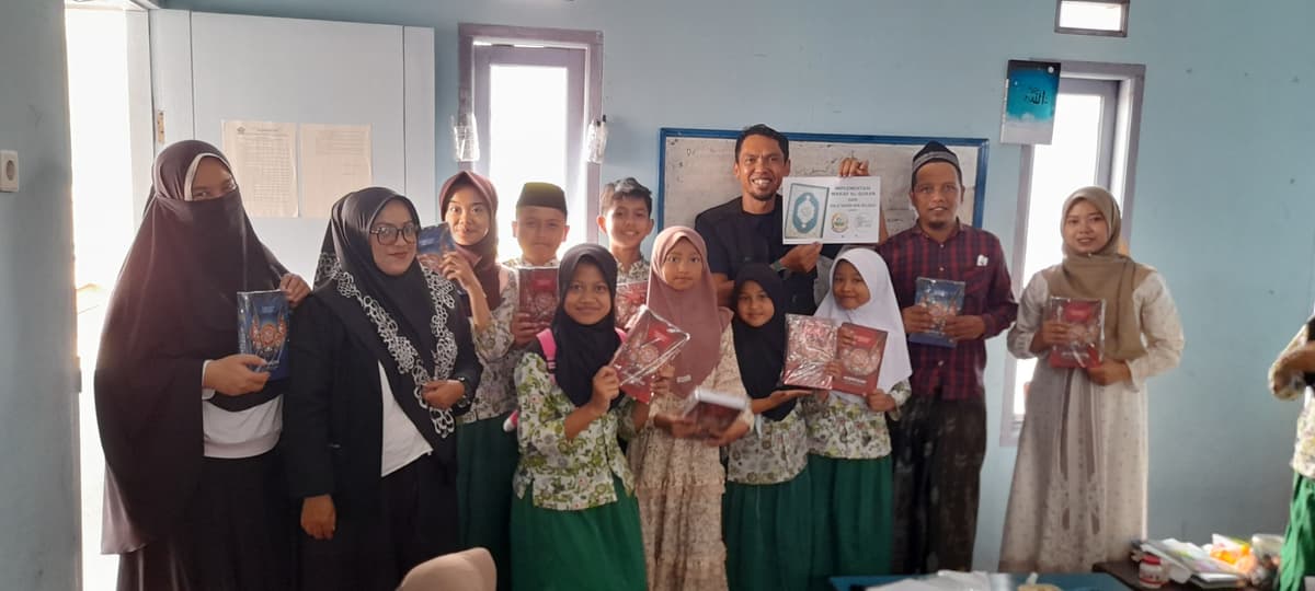 ERI Salurkan 25 Mushaf Al'quran di Dua Lembaga Pendidikan di Cianjur